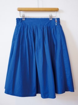 タック入りスカート